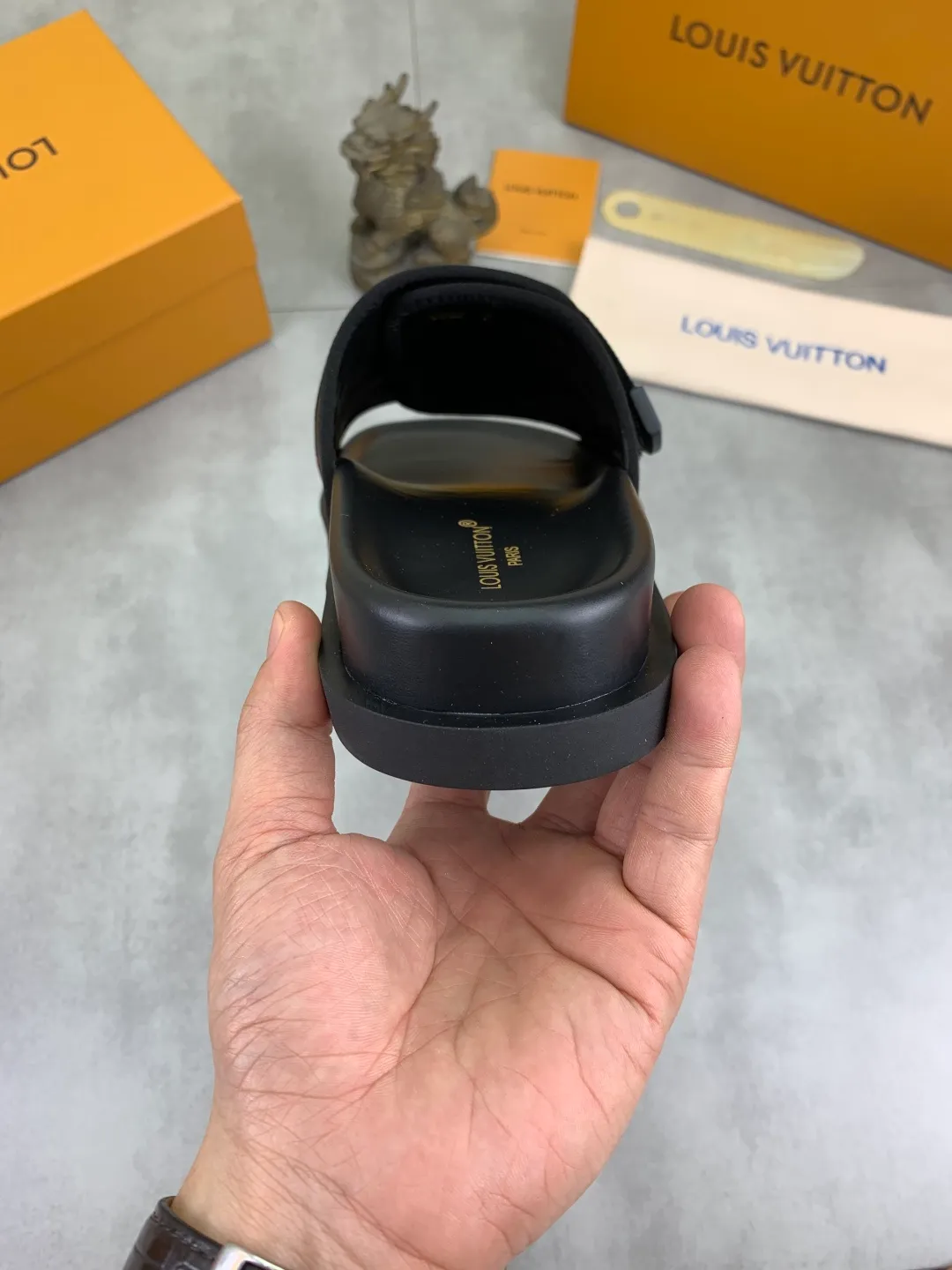 Men's shoes 💰P320💰【New style】🆘 Original quality 【LOUIS VUITTON】The popular Louis Vuitton LV men's slippers on the official website are on sale simultaneously! Original fabric imported from Italy, original factory special supply, code number: 38-44 (45 customized), many colors available